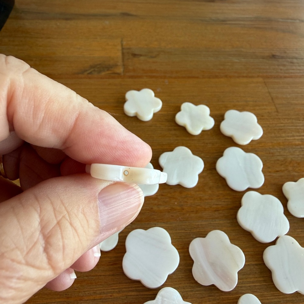 15 Stunning Flower Shaped Ivory Cream 24mm Shell Beads for Jewelry Making - Picture 3 of 8